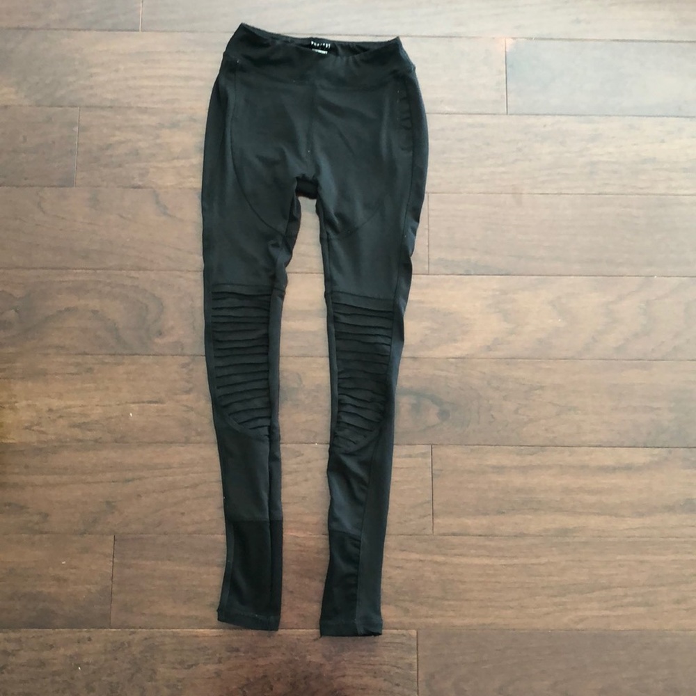 Black workout leggings w/ cool texture S